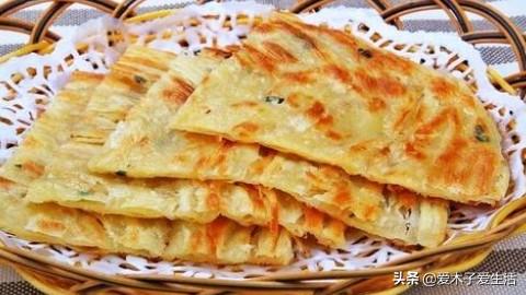 三种鸡蛋和面粉做的面饼,葱香十足,用它来当做早餐好吃又简单!