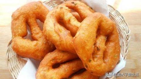 三种鸡蛋和面粉做的面饼,葱香十足,用它来当做早餐好吃又简单!