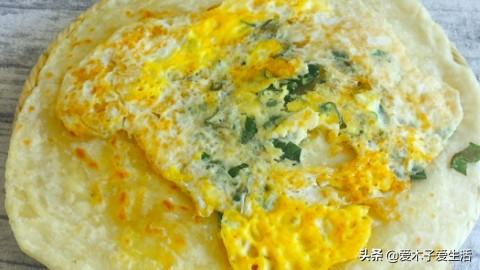 三种鸡蛋和面粉做的面饼,葱香十足,用它来当做早餐好吃又简单!