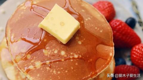 三种鸡蛋和面粉做的面饼,葱香十足,用它来当做早餐好吃又简单!