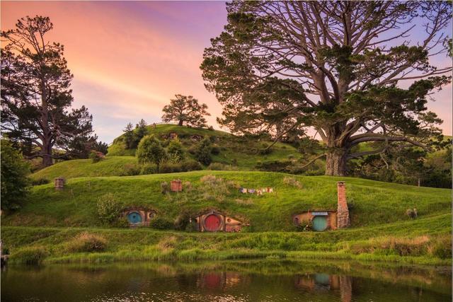 新西兰北岛的霍比特村，带孩子游玩的不二之选，萤火虫洞美不胜收