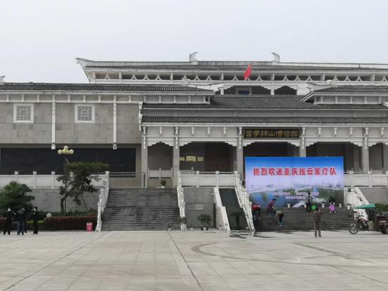 3月22日，工作人员正在云梦县祥山博物馆门前布置场地，次日欢送重庆医疗队返程。