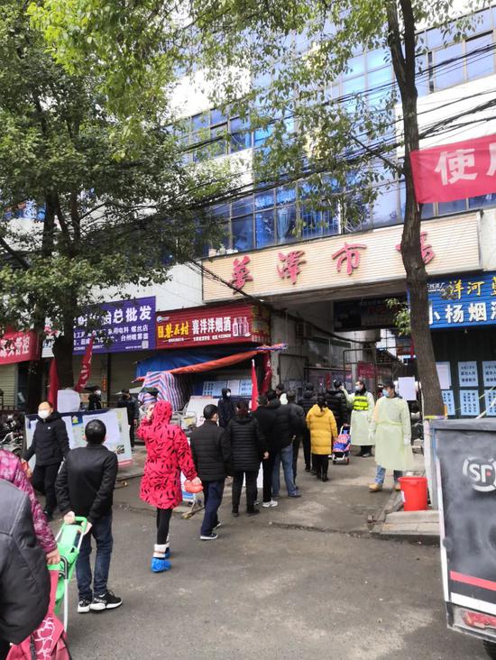 2月12日上午,我排队等候进入梦泽市场,还没买完菜,云梦县就开始实施战时管制。