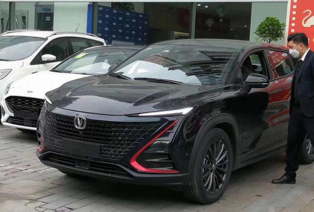 “最美国产车”长安UNI-T已到店,概念车造型+双联屏设计!