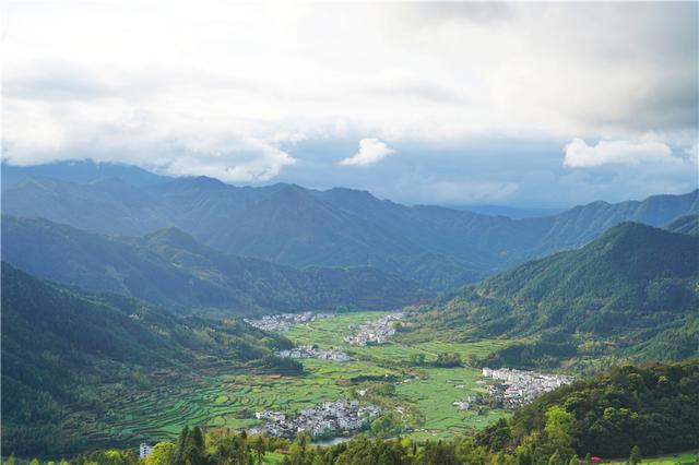 实拍中国最美乡村的春天,婺源万亩油菜花盛放,云海梯田天上人间