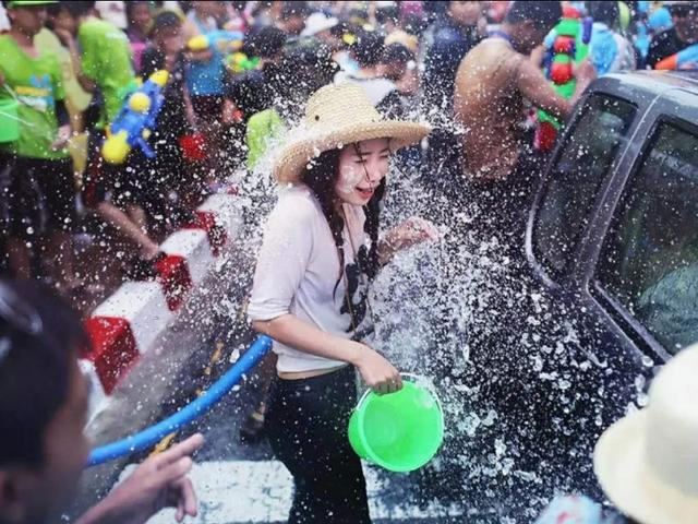 四月泰国清迈泼水节,全民大狂欢即将开幕,游风景名胜