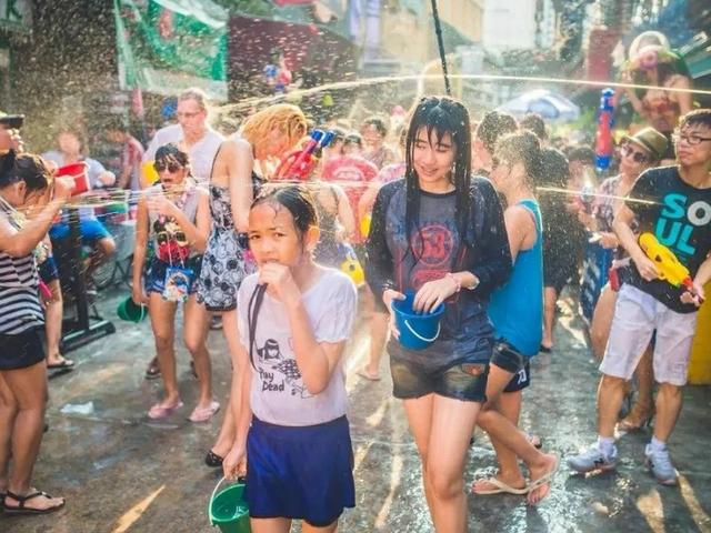 四月泰国清迈泼水节,全民大狂欢即将开幕,游风景名胜