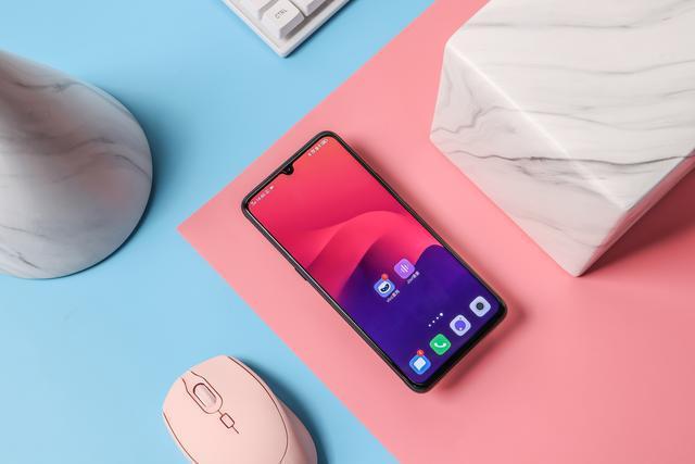 vivo更胜一筹,骁龙855Plus+12G+4500mAh+4800万三摄,对标魅族