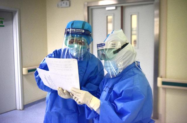 北京医疗队隔离病房内工作照