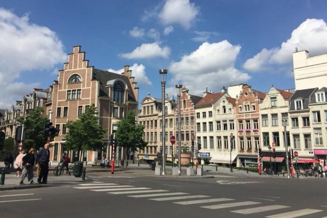 这座城市有“欧洲的首都”之称，通用法语和荷兰语，是个双语城市