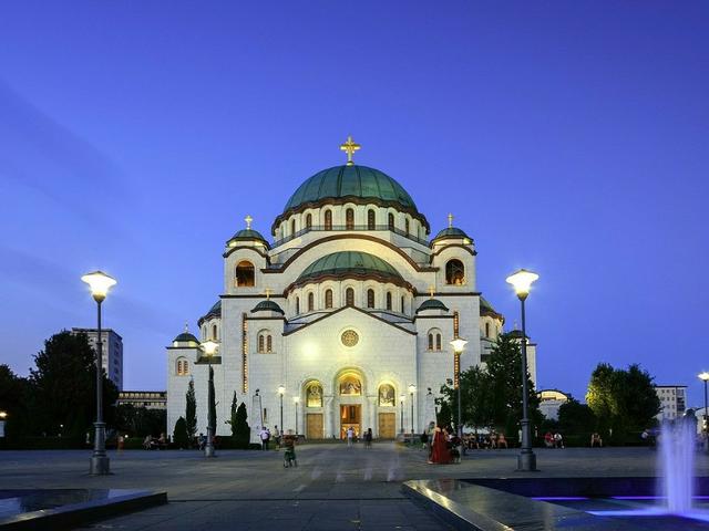 塞尔维亚首都不止有夜生活，还有古堡、教堂、布满鲜花的古老街道