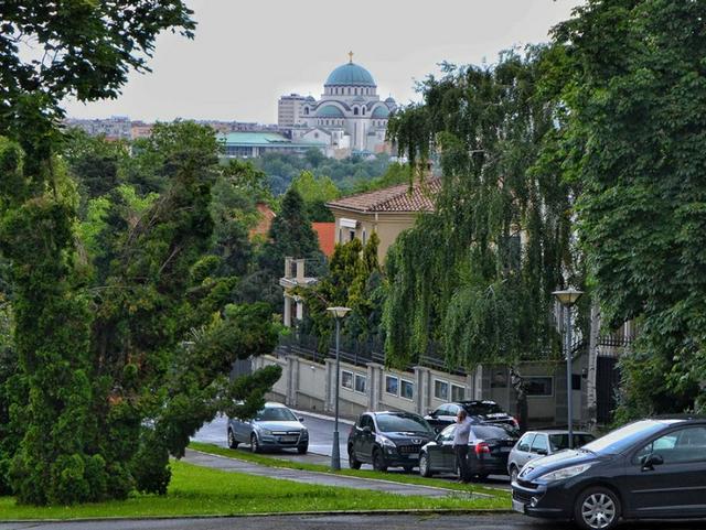 塞尔维亚首都不止有夜生活，还有古堡、教堂、布满鲜花的古老街道