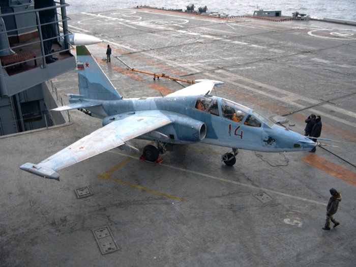 俄罗斯“库兹涅佐夫”号航母上的苏-25UTG舰载教练机