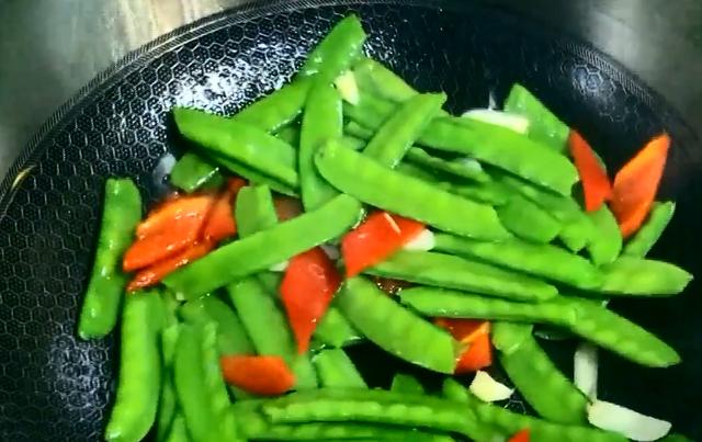 荷兰豆直接下锅炒你就错了,试试这样做,翠绿不变色,口感爽脆