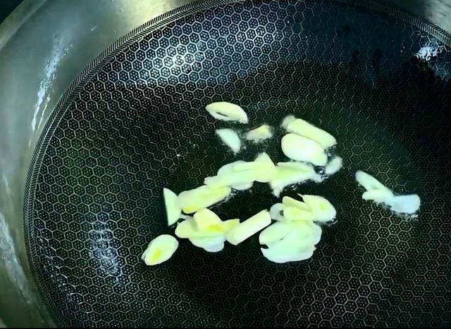 荷兰豆直接下锅炒你就错了,试试这样做,翠绿不变色,口感爽脆