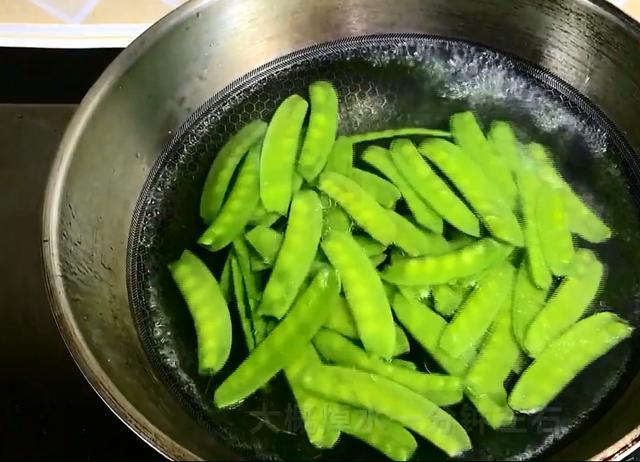 荷兰豆直接下锅炒你就错了，试试这样做，翠绿不变色，口感爽脆