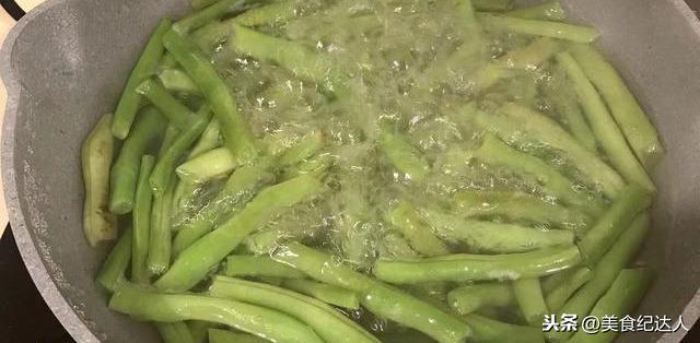 炒豆角总是有生味?大厨分享一个技巧,豆角香软不夹生,还很入味