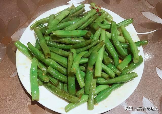炒豆角总是有生味?大厨分享一个技巧,豆角香软不夹生,还很入味