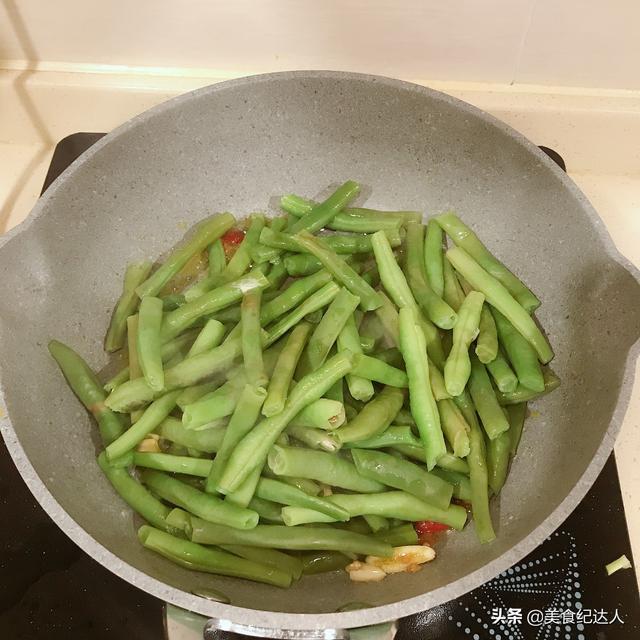 炒豆角总是有生味?大厨分享一个技巧,豆角香软不夹生,还很入味