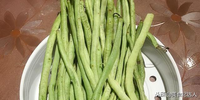 炒豆角总是有生味?大厨分享一个技巧,豆角香软不夹生,还很入味