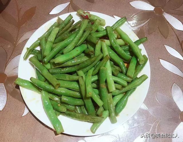炒豆角总是有生味?大厨分享一个技巧,豆角香软不夹生,还很入味