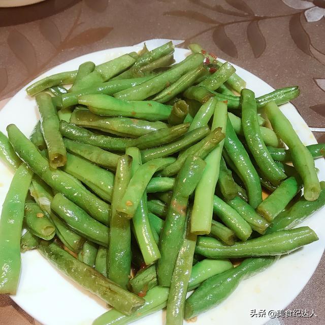 炒豆角总是有生味?大厨分享一个技巧,豆角香软不夹生,还很入味