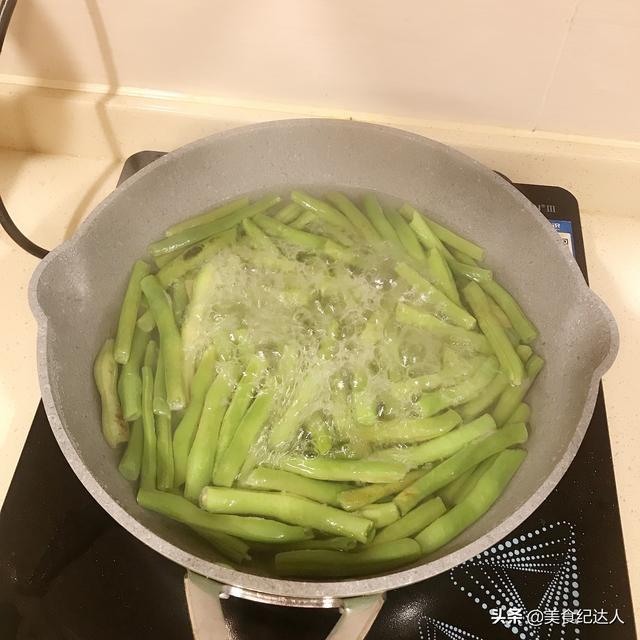 炒豆角总是有生味?大厨分享一个技巧,豆角香软不夹生,还很入味