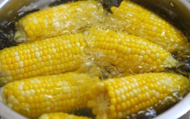 煮玉米时，学会三点技巧，自己在家也能煮出又甜又软糯的玉米