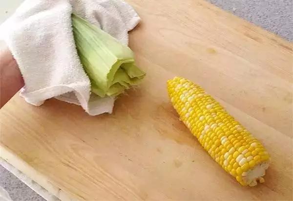 煮玉米前多1个小动作,更营养美味