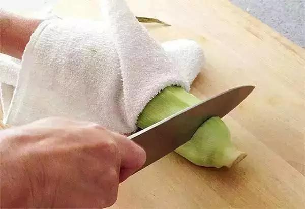 煮玉米前多1个小动作,更营养美味