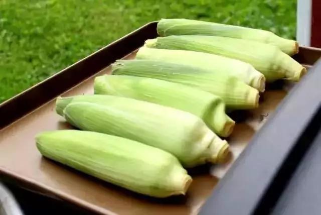 煮玉米前多1个小动作,更营养美味