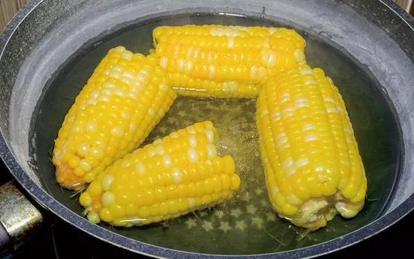 煮玉米前多1个小动作,更营养美味