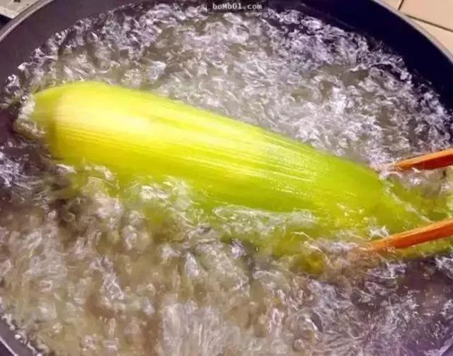 煮玉米前多1个小动作,更营养美味