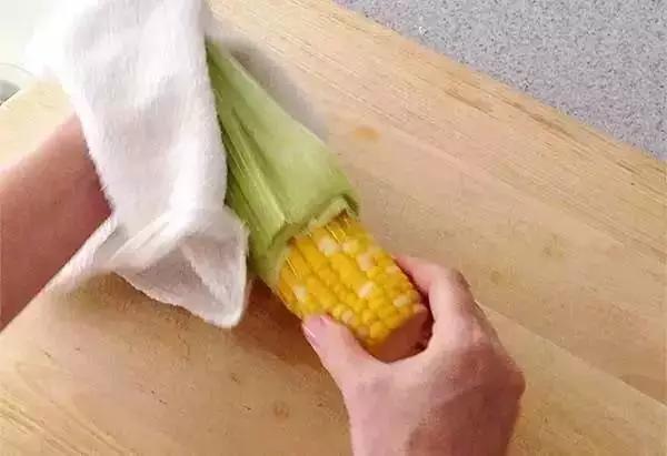 煮玉米前多1个小动作,更营养美味