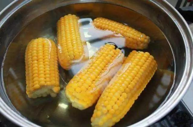 煮玉米前多1个小动作,更营养美味