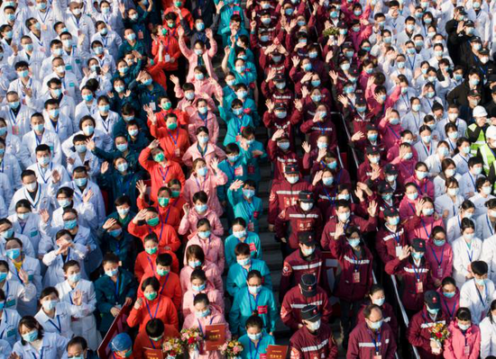 2020年3月10日,武汉所有方舱医院全部休舱,医护人员在武昌方舱医院前庆祝(无人机照片)。新华社记者 肖艺九/摄