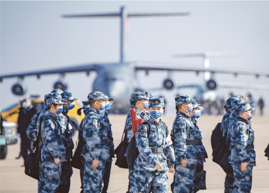 2020年2月17日，中国人民解放军空军再次出动运-20等三型多架运输机，从上海虹桥等7个机场起飞，向武汉紧急空运军队支援湖北医疗队676名队员和50吨医疗物资。湖北日报全媒记者 魏铼/摄