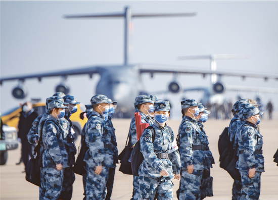 2020年2月17日,中国人民解放军空军再次出动运-20等三型多架运输机,从上海虹桥等7个机场起飞,向武汉紧急空运军队支援湖北医疗队676名队员和50吨医疗物资。湖北日报全媒记者 魏铼/摄