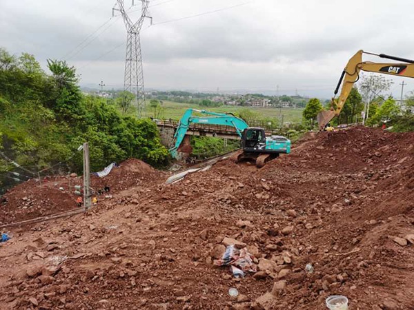  4月1日，挖机在事发现场的护坡地段施工。本文图片均为 澎湃新闻记者 朱远祥 图