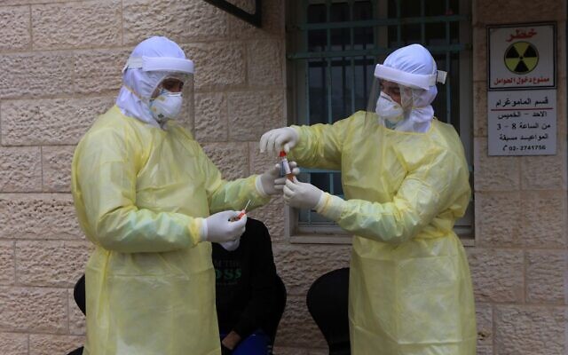 △巴勒斯坦卫生专业人员检测新冠病毒（图片来源：Wafa）
