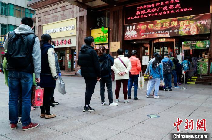 资料图:上海老字号推出网红青团吸引民众排队“尝鲜”。 汤彦俊 摄