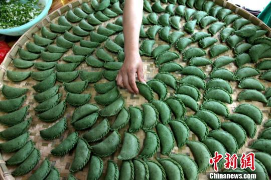 资料图:排列整齐的“清明饺”制作完成。 吴建平 摄