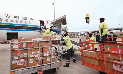 图为3月28日，中国政府赴巴基斯坦抗疫医疗专家组抵达巴基斯坦，在巴基斯坦伊斯兰堡国际机场，工作人员卸载中国捐赠的医疗救治物资。新华社记者 刘 天摄