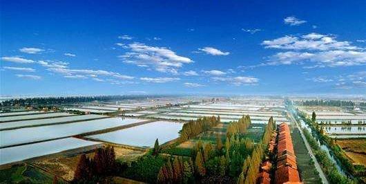 江汉明珠，因湖北省第一大湖而得名，百湖之市洪湖市