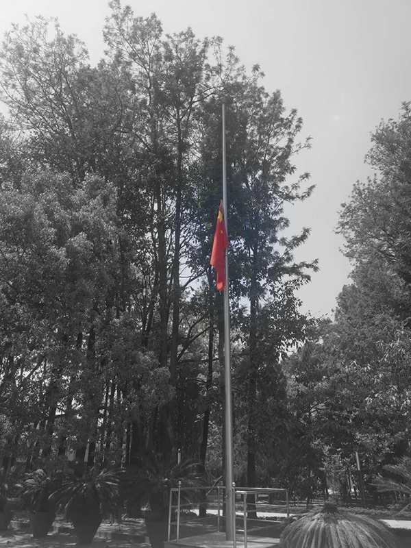 中国驻尼泊尔大使馆下半旗