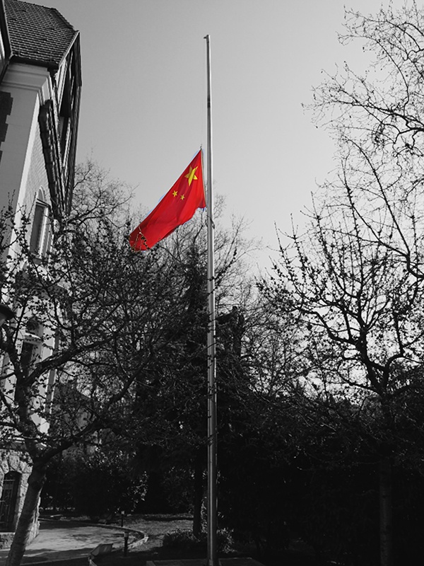 中国驻匈牙利大使馆下半旗