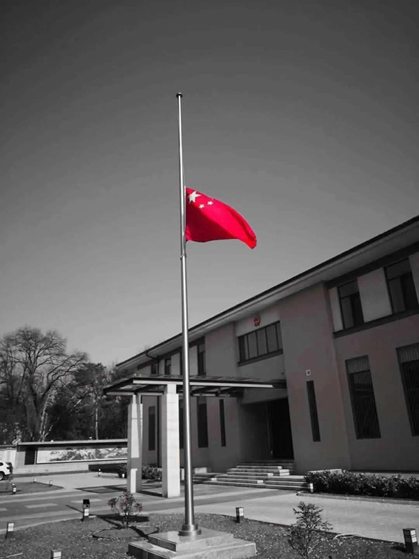 中国驻塞尔维亚大使馆下半旗