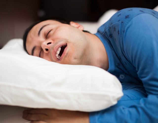 夜间睡觉时出现4种异常，一定要警惕，很可能是心梗前兆