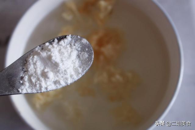 煮银耳汤,银耳别直接下锅了,难怪不出胶!教您一招,浓稠还出胶