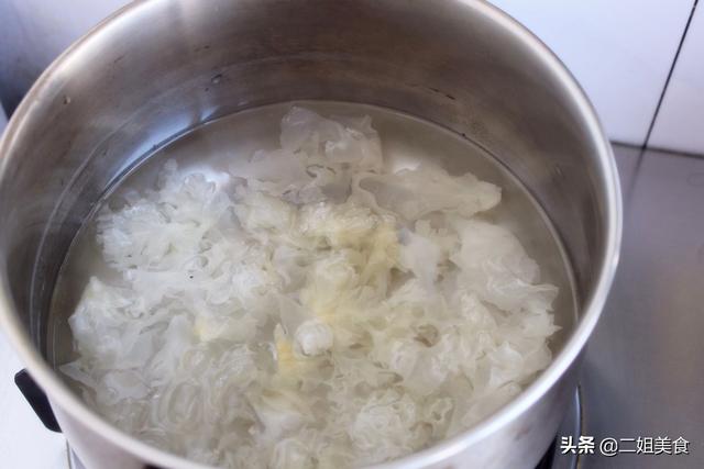 煮银耳汤,银耳别直接下锅了,难怪不出胶!教您一招,浓稠还出胶